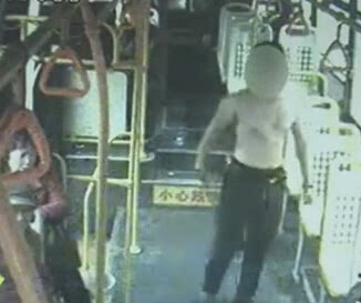 上車光膀子 這是要干啥？