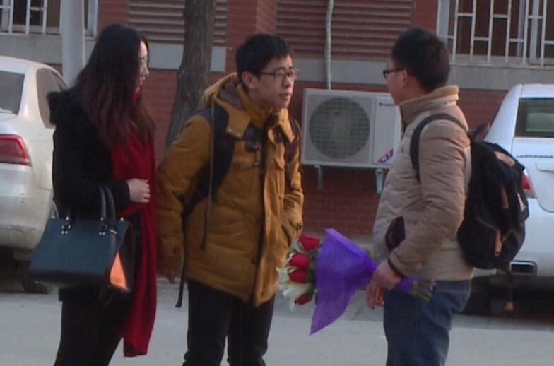 美女請(qǐng)你假裝其男友拒絕追求者，你會(huì)怎么辦？