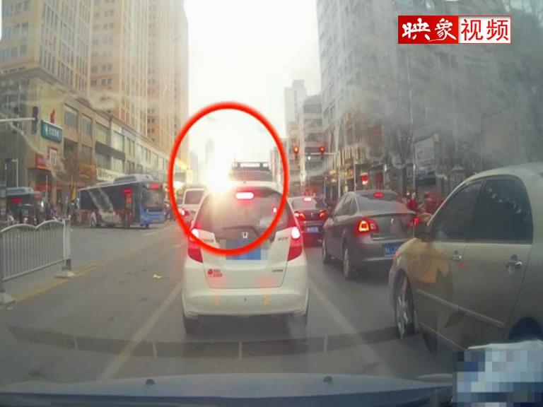 吊車(chē)觸碰高壓線 火球爆燃似閃電