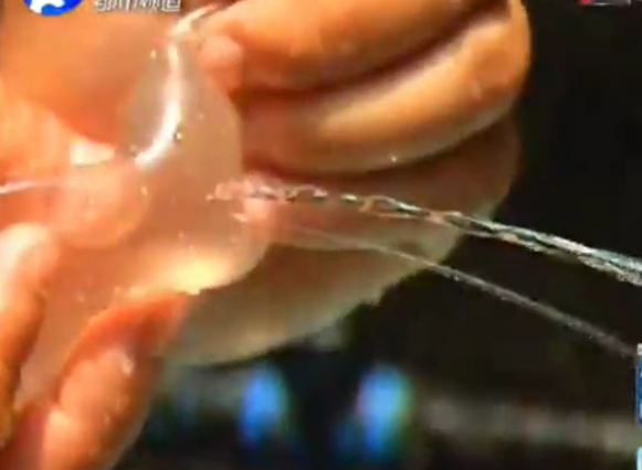 太坑！少女超市買的避孕套超一半漏的