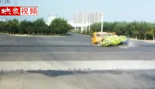 實(shí)拍商丘睢縣一輛幼兒園校車(chē)與貨車(chē)相撞 現(xiàn)場(chǎng)一片狼藉