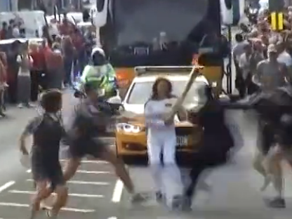 驚魂一幕！不速之客搶奧運(yùn)火炬遭安保摁倒