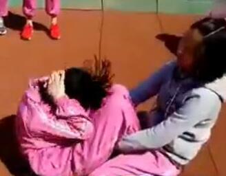 仰臥起坐險(xiǎn)癱瘓 正確姿勢(shì)咋做？