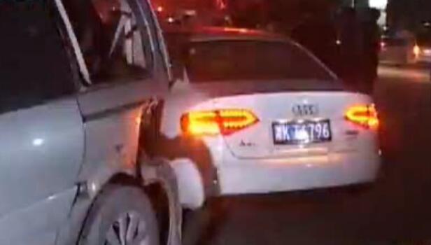 12車停路邊瞬間全報廢 咋回事？