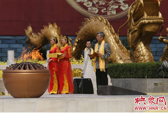 中華炎黃文化研究會(huì)會(huì)長(zhǎng)許嘉璐宣讀拜祖大典拜祭文。映象網(wǎng)記者 邵恰 攝