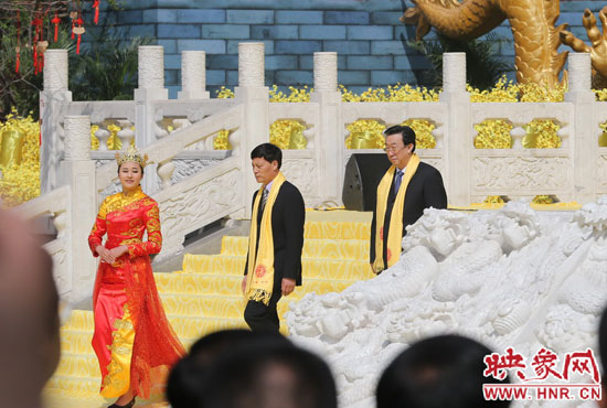 　河南省委書記、省人大常委會(huì)主任郭庚茂，河南省省長(zhǎng)謝伏瞻敬獻(xiàn)花籃。映象網(wǎng)記者 邵恰 攝