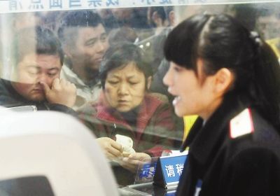 胡娜認(rèn)真、耐心地向旅客介紹票務(wù)情況