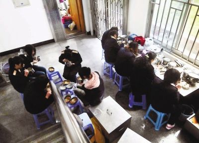 短短半個(gè)小時(shí)就餐休息時(shí)間，售票員們把椅子當(dāng)餐桌，擠在不到20平方米的地方吃飯