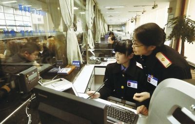 遇到一些突發(fā)情況，值班售票員都會(huì)上前協(xié)調(diào)并指導(dǎo)工作