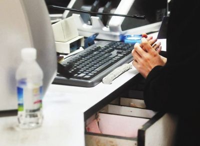 胡娜利用空閑時(shí)間活動(dòng)手指關(guān)節(jié)，以防手指僵硬打錯(cuò)車票