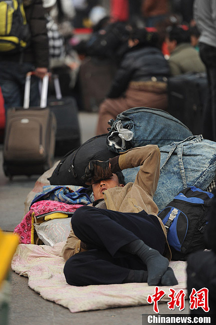 成都火車北站在廣場上搭建起了臨時(shí)的候車室