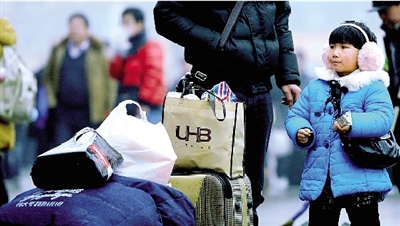 昨天上午，一名隨家長(zhǎng)回老家的小女孩在等候進(jìn)站。