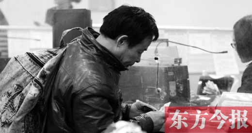 要是能買到一張座位票多好啊，一路不用站著回家了，這是他們最奢侈的想法