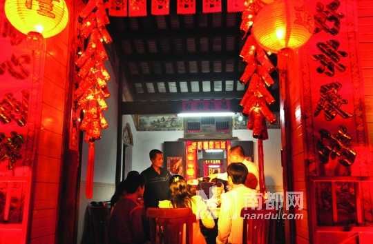 　　?？谌税殉Φ哪暌癸埛Q為“吃圍爐”。