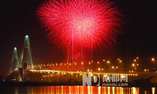  ?？谑忻癯赃^(guò)了年夜飯,到西海岸燃放觀賞煙花是近年來(lái)興起的一大潮流。