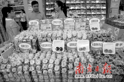 散裝月餅因其實(shí)惠的價(jià)格、豐富的口味而受到市民的青睞。