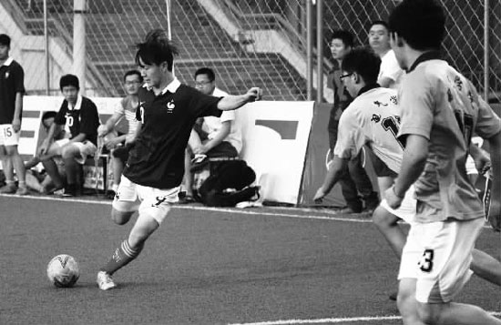 只要有球踢，小伙子們就很高興