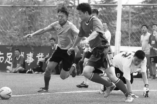 鄭州航院隊與鄭州經(jīng)開正和隊的比賽,可謂是學生軍和朋友隊之間的強強對決 鄭州航院隊與鄭州經(jīng)開正和隊的比賽,可謂是學生軍和朋友隊之間的強強對決