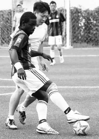 黑人小伙維安雖然沒有進(jìn)球，但其在場上展現(xiàn)出來的個(gè)人能力，贏得了對(duì)手的稱贊