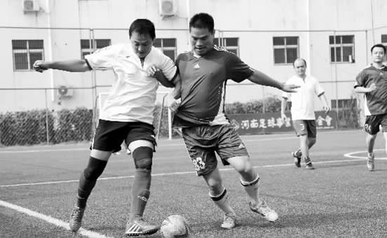 為了爭(zhēng)奪小組頭名，天行健和領(lǐng)航置業(yè)踢得異常激烈