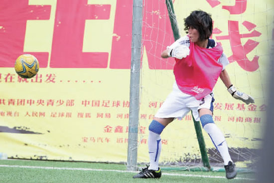 范運(yùn)杰客串門(mén)將，才止住了本方連續(xù)丟球的頹勢(shì)