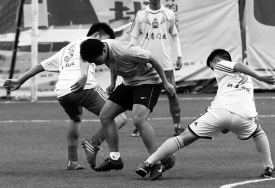 奪冠熱門(mén)球隊(duì)美意門(mén)業(yè)，上半場(chǎng)就踢出了5:0的一邊倒局面