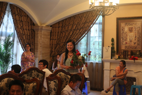 收到怎么多玫瑰，當(dāng)然開心啦！