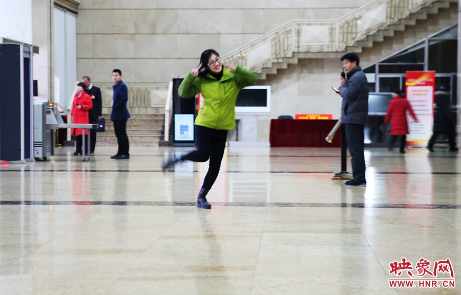 南樂(lè)天完成一個(gè)采訪后，興奮的跳了起來(lái)。