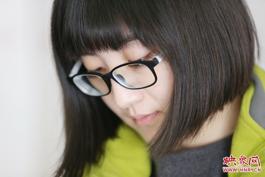 采訪中認(rèn)真記錄的樂(lè)天。