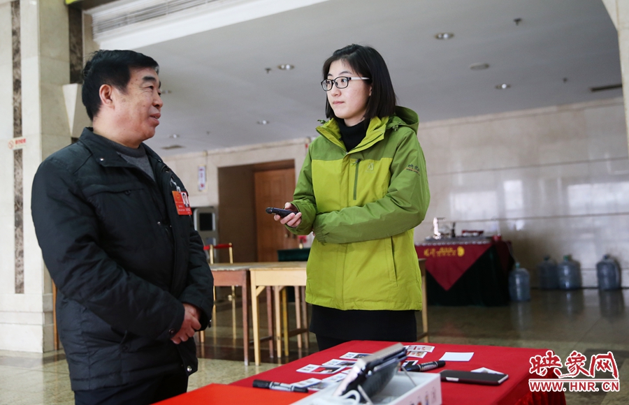 會(huì)議間隙采訪代表。