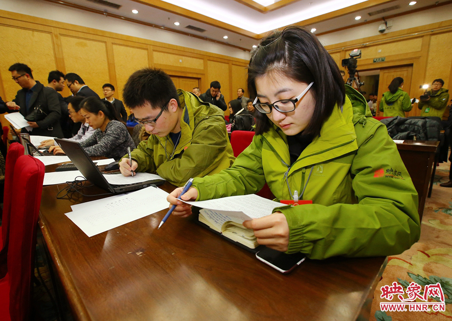 大象融媒映象網(wǎng)記者南樂(lè)天在兩會(huì)記者會(huì)開(kāi)始前積極準(zhǔn)備。