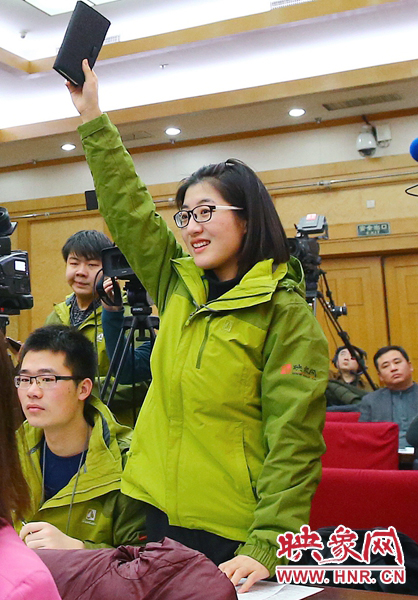 兩會(huì)記者會(huì)，樂(lè)天站起來(lái)舉手。