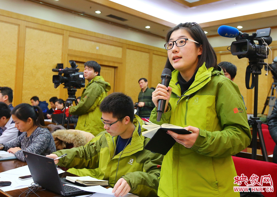 大象融媒映象網(wǎng)記者南樂(lè)天在記者會(huì)上提問(wèn)。