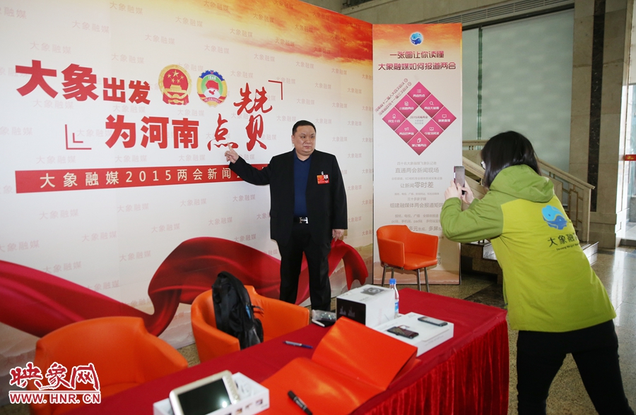 幫代表在大象融媒新聞會(huì)客廳留影拍照。