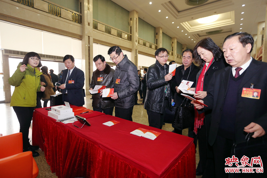 向代表、委員講解大象融媒旗下出品的新聞產(chǎn)品。