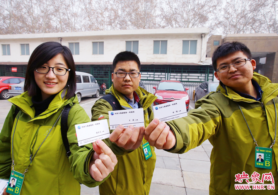 南樂(lè)天和同事展示新印制的大象融媒名片。