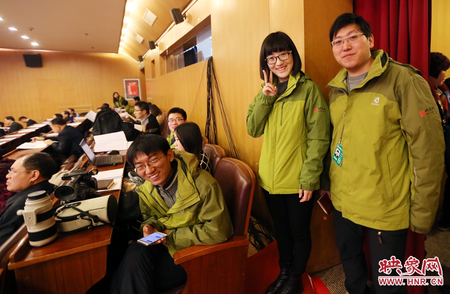 與同事一起的樂(lè)天。