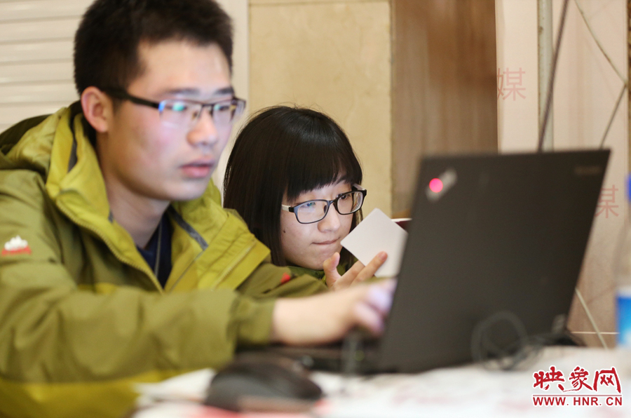 與同事現(xiàn)場(chǎng)寫(xiě)稿子的樂(lè)天。