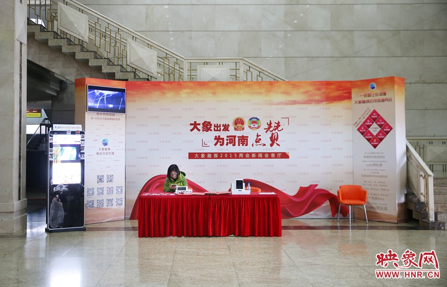 工作間隙還要更新映象網(wǎng)兩會(huì)微博。