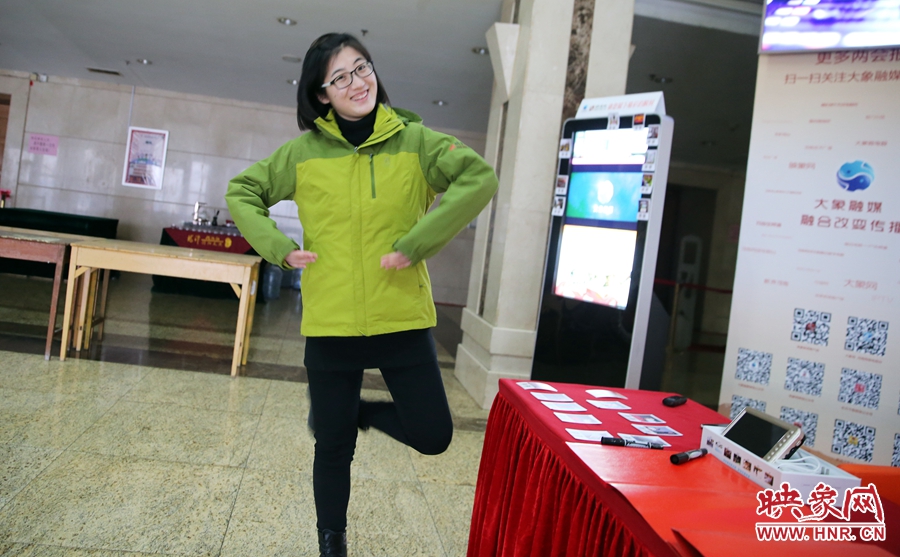 工作間隙，樂(lè)天跳起了“南式芭蕾”。