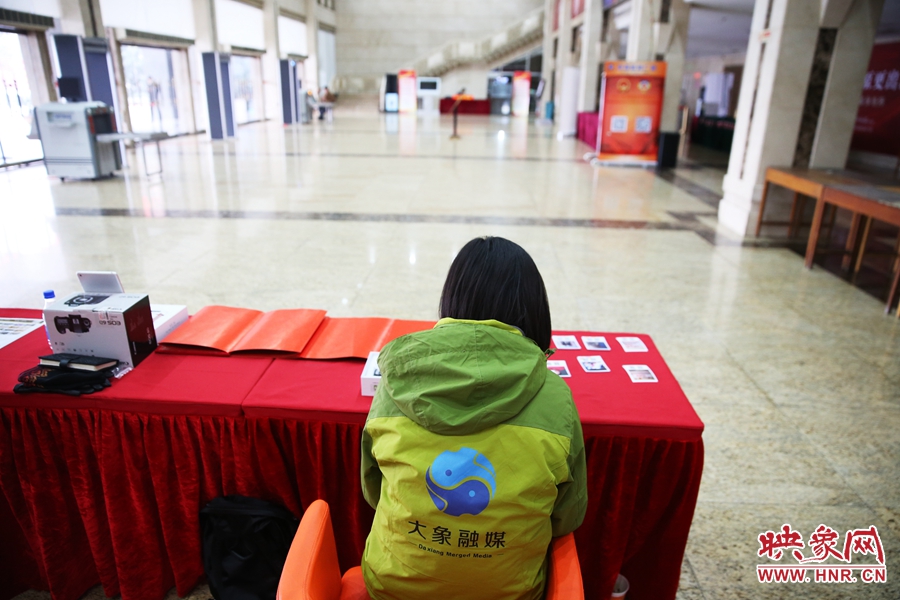 一個(gè)人的堅(jiān)守在工作崗位。