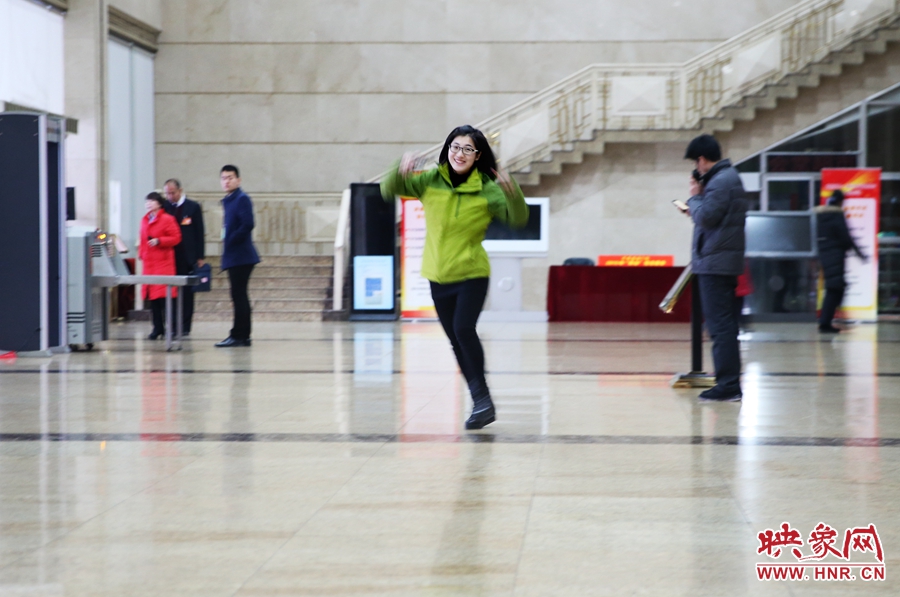 南樂(lè)天完成一個(gè)采訪后，興奮的跳了起來(lái)。