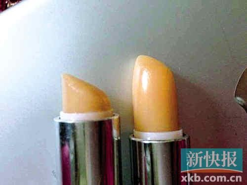 ■蘇小姐將其在專柜和聚美優(yōu)品購買的伊麗莎白雅頓唇膏對(duì)比，產(chǎn)品包裝和唇膏顏色明顯不同。