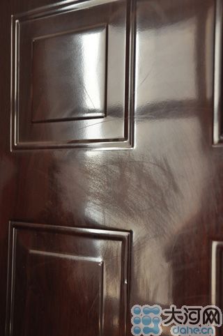 　雖然王先生用砂紙打磨過，但是“奠字”仍依稀可見