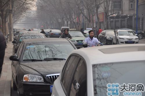 　業(yè)主將車停到經(jīng)一路上，給路人造成很大的不便