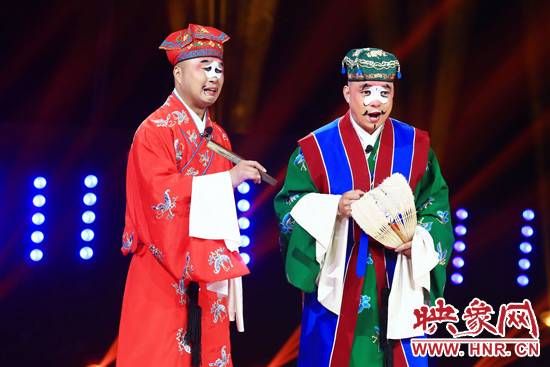 田相偉（右）表演喜劇《吹?！沸Ψ珗? width=