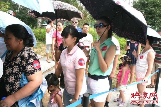 佩戴信息廣播臂貼的聽眾們在排隊等候坐帆船。