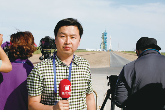 劉瑞鋒回憶，從“神舟十號”在視線中出現(xiàn)到消失的兩分鐘內(nèi)，他們的兩臺攝像機、一臺照相機就在不停地拍、拍