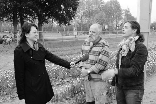 河南電視臺(tái)都市頻道記者采訪(fǎng)荷蘭當(dāng)?shù)孛癖? width=