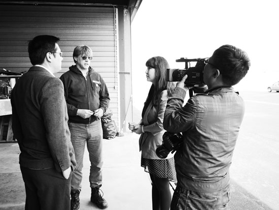 河南電視臺都市頻道記者采訪聯(lián)邦快遞員工